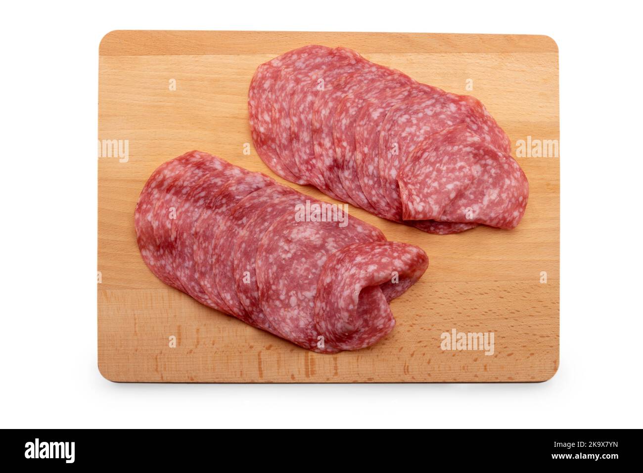 Fette di salame, fette di salsiccia di salame italiano su tagliere di legno isolato su bianco, percorso di taglio Foto Stock