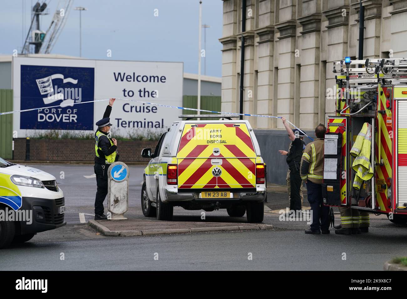 L'unità di smaltimento della bomba dell'esercito vicino al centro di lavorazione dei migranti a dover, Kent, a seguito di un incidente. Data immagine: Domenica 30 ottobre 2022. Foto Stock