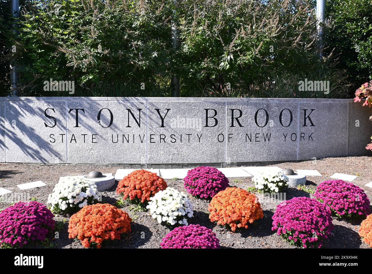 STONY BROOK, NEW YORK - 21 OTT 2022: Cartello all'entrata della Stony Brook University a SUNY institution on Long Island. Foto Stock