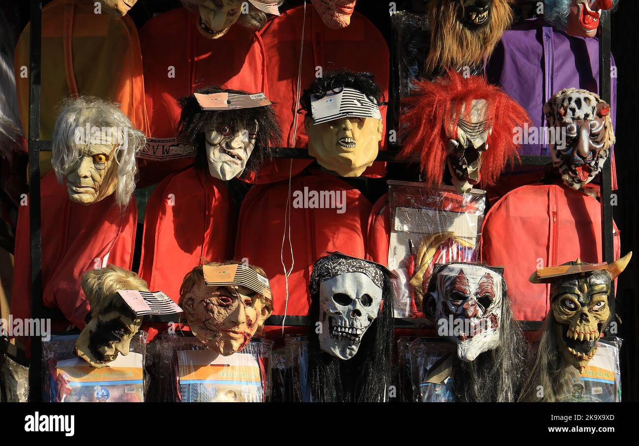 Kfaraakka, Libano - 27 ottobre 2022, una mostra di maschere di Halloween di fronte ad un negozio. Foto Stock