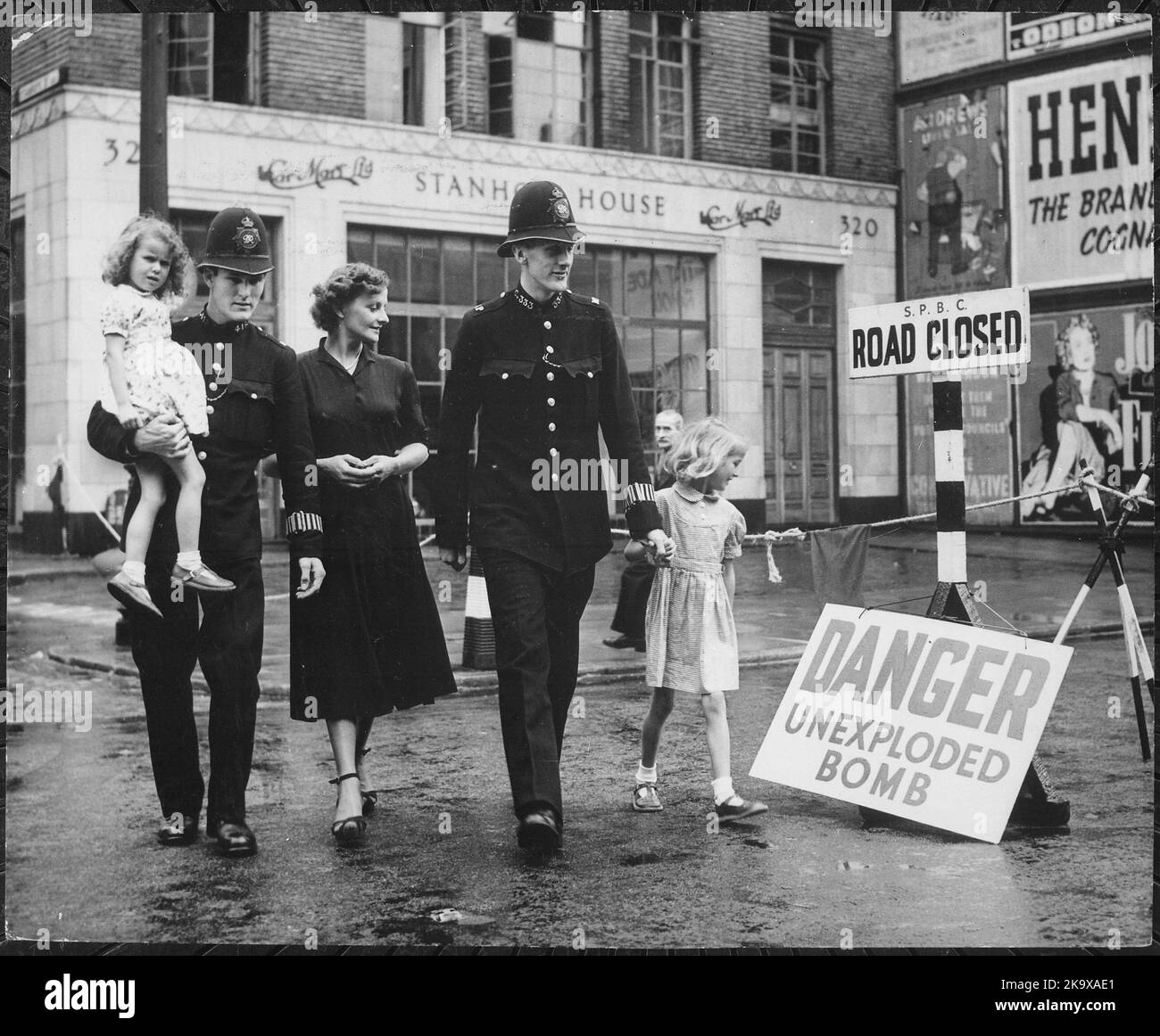 Una bomba tedesca di 2.500 libbre, sepolta di fronte all'University College Hospital di Londra, è stata rimossa da Army Sappers - Royal Engineers - 1948 Foto Stock