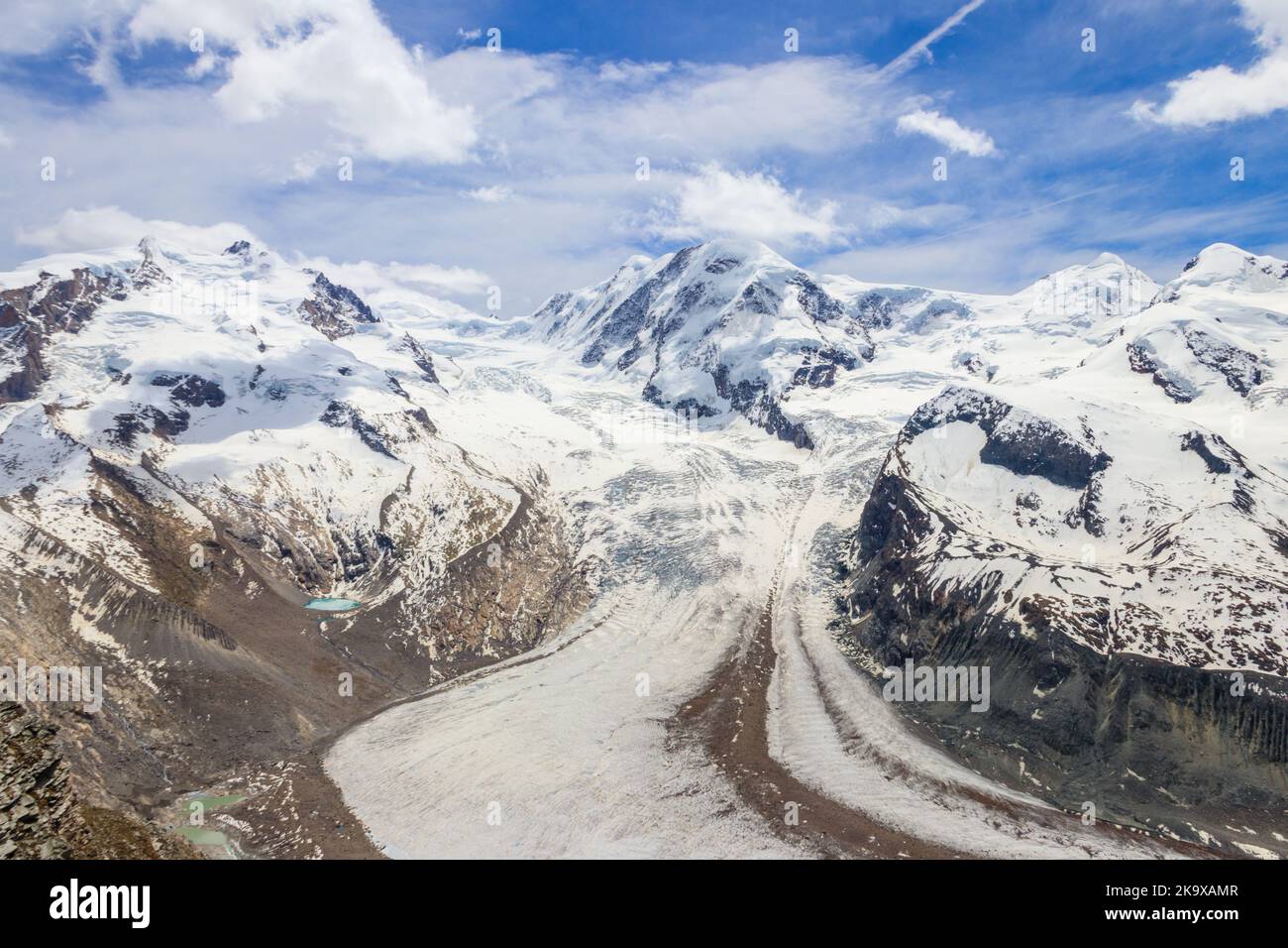 Magnifico panorama delle Alpi Pennine con il famoso Ghiacciaio Gorner e le imponenti montagne innevate del Massiccio del Monte Rosa vicino a Zermatt, Svizzerola Foto Stock