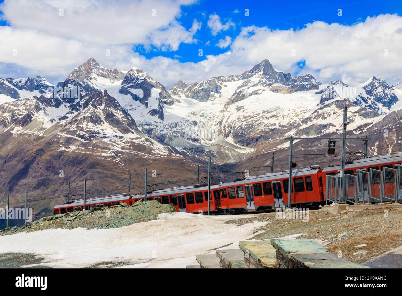 Splendida vista sulle Alpi svizzere con treno a cremagliera della ferrovia Gornergrat vicino a Zermatt, Svizzera Foto Stock