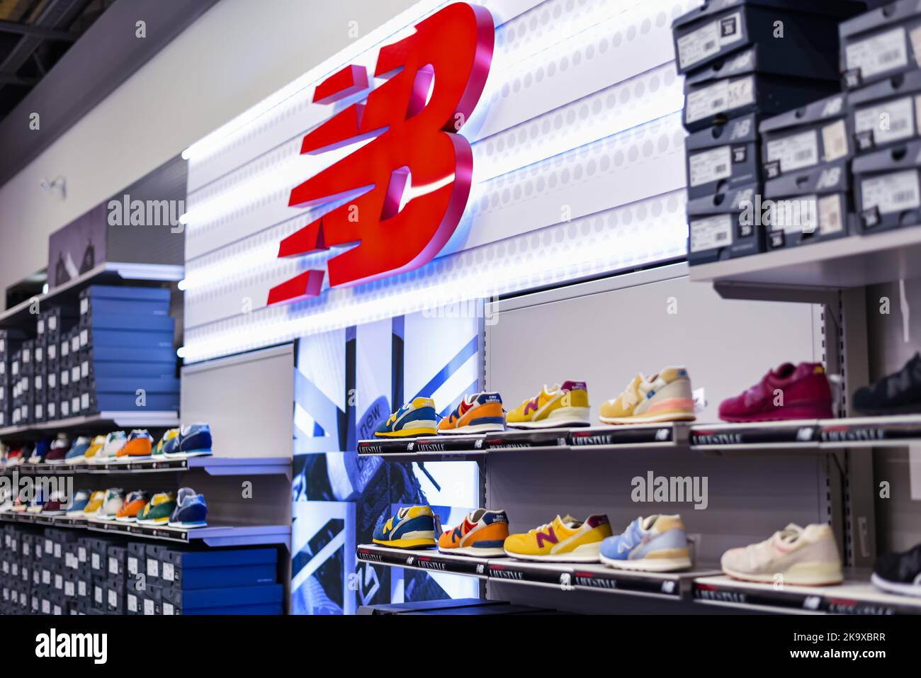 la gamma di nuove sneaker balance nell'outlet. 22 ottobre 2022 mosca russia. Foto Stock