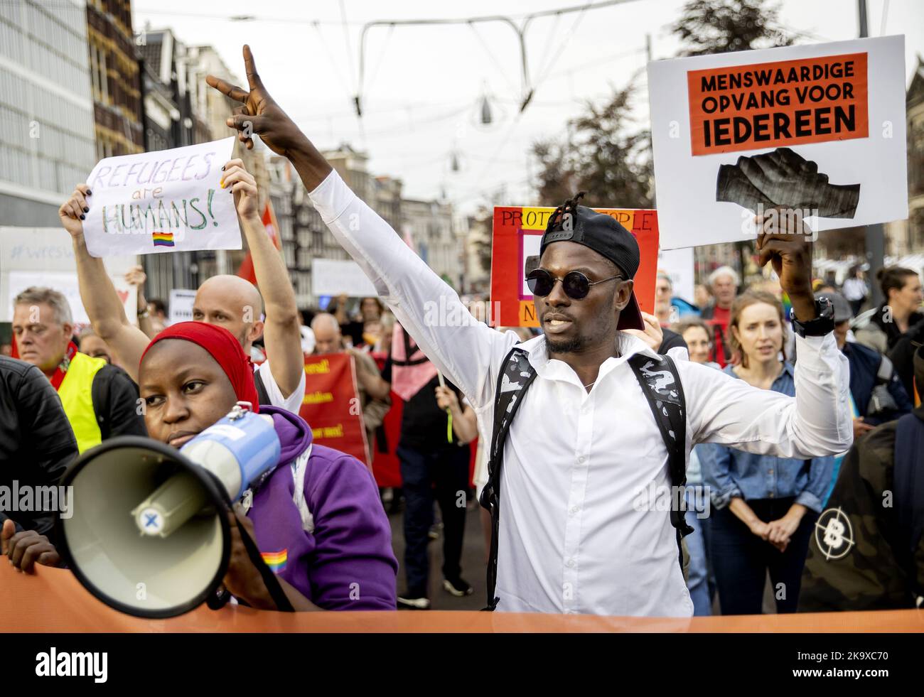 2022-10-30 15:47:54:19 AMSTERDAM - durante una dimostrazione, le parti interessate camminano da Piazza Dam al Municipio per rifugio umano dei rifugiati. ANP KOEN VAN WEEL netherlands out - belgium out Foto Stock