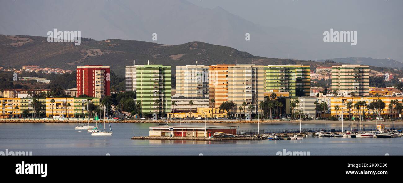 Vista degli edifici residenziali sul mare nella città di la linea de la Concepcion, Spagna Foto Stock