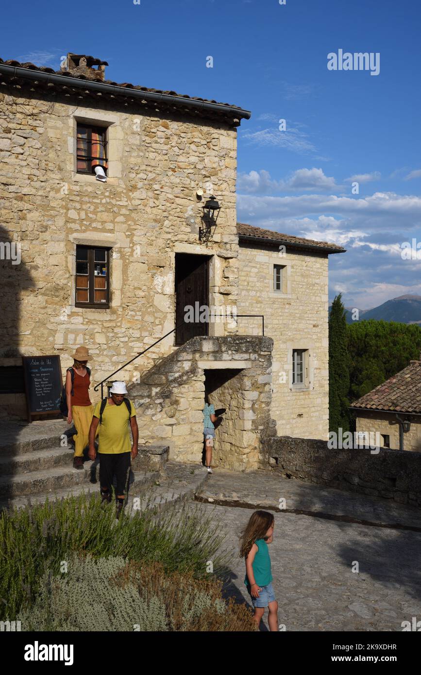 I turisti che visitano il vecchio villaggio o il villaggio storico di le Poët-Laval Drôme Provence Francia Foto Stock