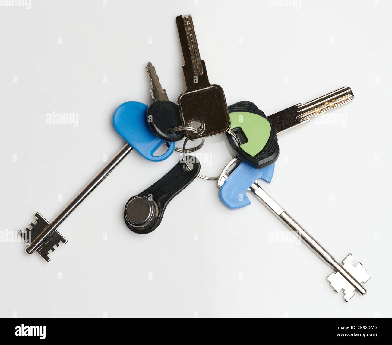 Set tasti moderni su anello isolato su sfondo studio Foto Stock