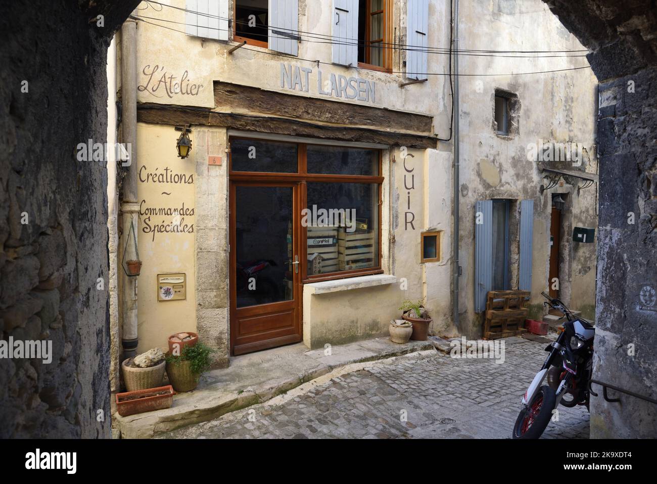 Narrow Street o Alley & Abandoned o Vacant Shop nella città vecchia o nel quartiere storico di Dieulefit Drome Provence Francia Foto Stock