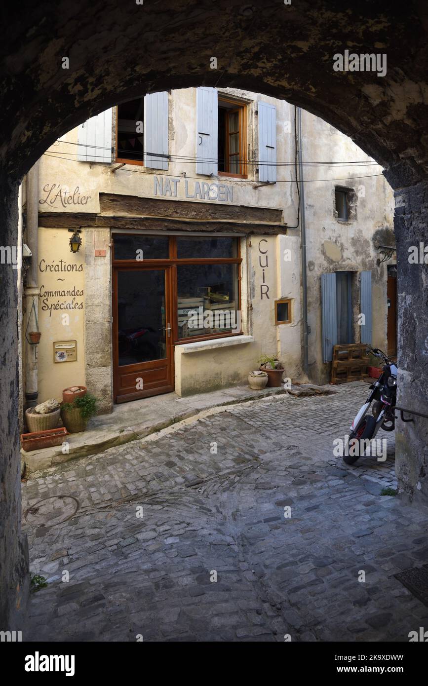 Narrow Street o Alley & Abandoned o Vacant Shop nella città vecchia o nel quartiere storico di Dieulefit Drome Provence Francia Foto Stock