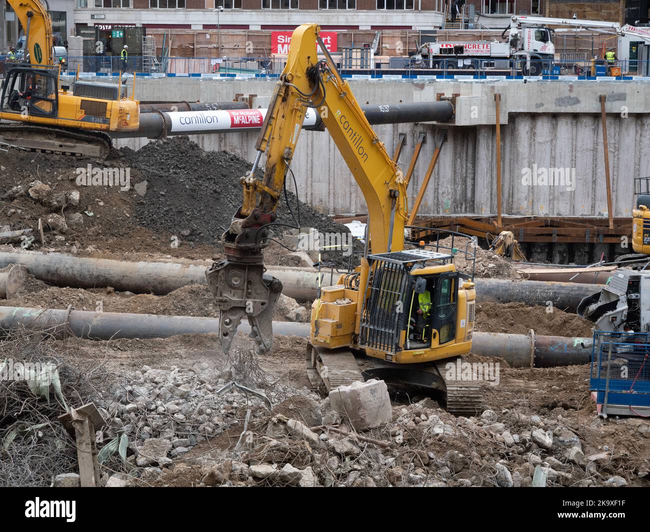 1 lavori di costruzione, smontaggio e scavo a larga banda, con escavatore a roditrice per la rimozione di opere metalliche, operato da Cantillon Foto Stock