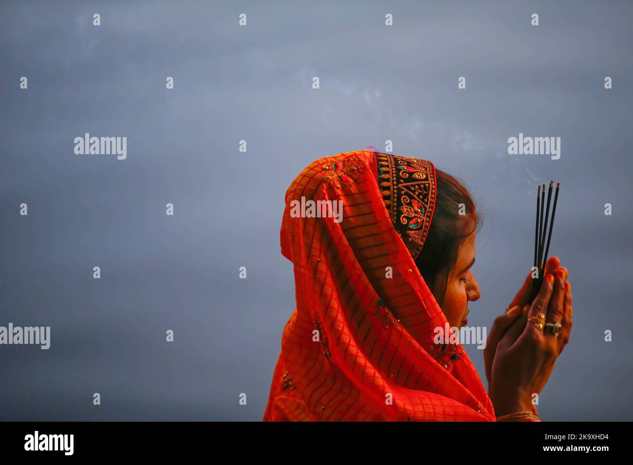 Kathmandu, Nepal. 30th Ott 2022. Una donna nepalese indù offre preghiere per il tramonto del sole sulle rive del laghetto Kamal Pokhari durante il festival Chhath a Kathmandu. Chhath, un'antica festa osservata dagli indù, dove i devoti si riuniscono presso il fiume santo per offrire preghiere mentre digiunano, nuotano e si trovano in acqua per periodi continui per offrire preghiere al Dio Sole, ringraziando e rendendo omaggio per cercare benedizioni per il sostegno alla vita sulla terra. Credit: SOPA Images Limited/Alamy Live News Foto Stock