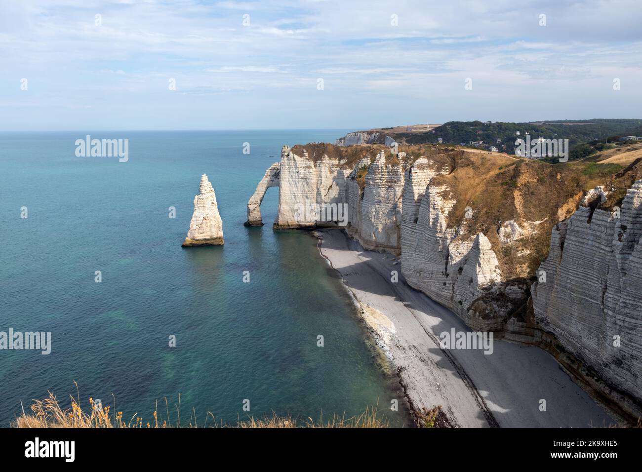 La Porte d'Aval Arch e l'Aiguille (l'ago), Étretat, Normandia, Francia Foto Stock