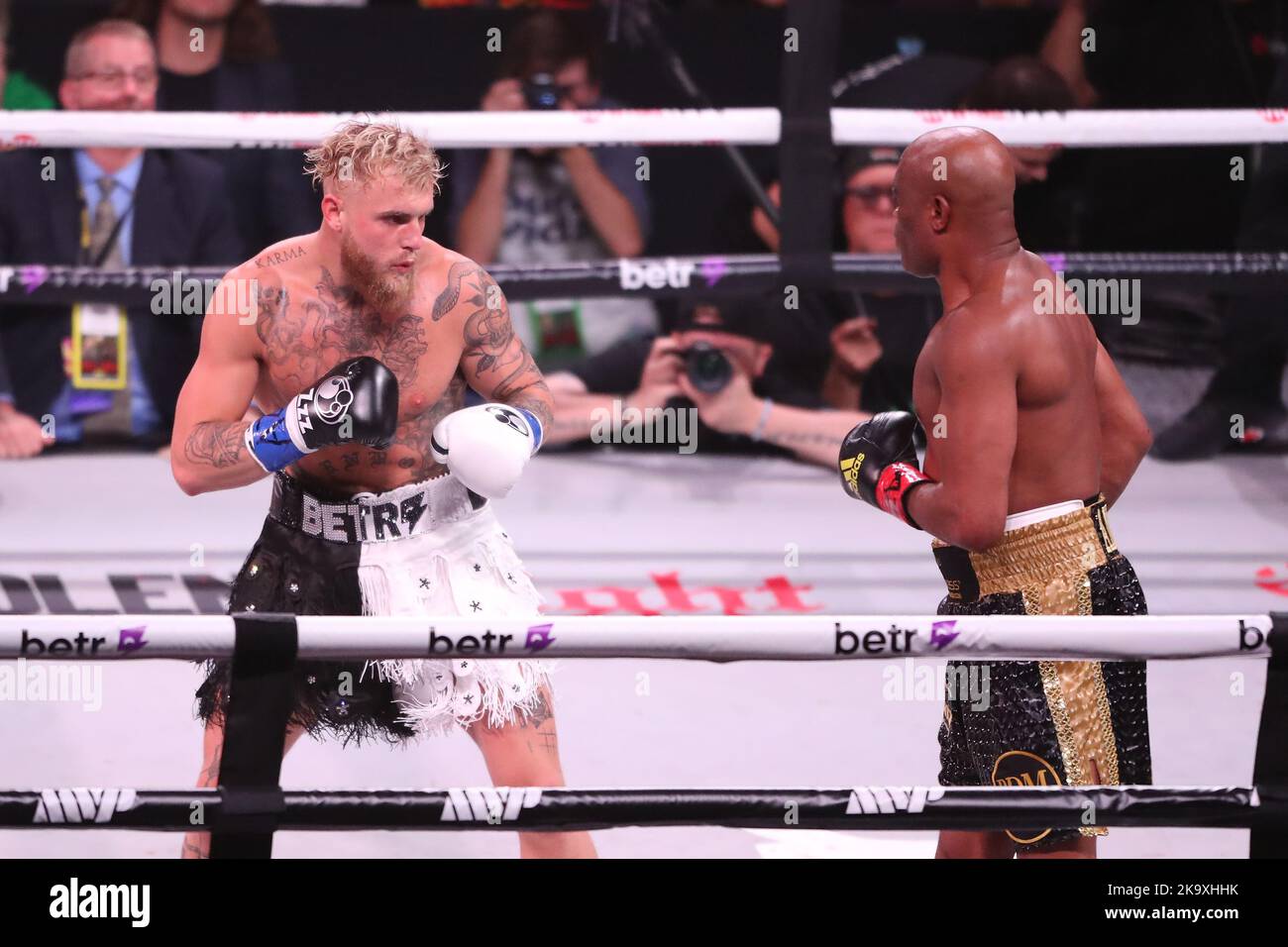 GLENDALE, AZ - 29 OTTOBRE: Jake Paul e Anderson Silva si incontrano nel ring di boxe per il loro incontro di peso crociato all'evento PPV Paul vs Silva di Showtime presso la Desert Diamond Arena il 29 ottobre 2022 a Glendale, Arizona, Stati Uniti.(Photo by Alejandro Salazar/PxImages) Foto Stock