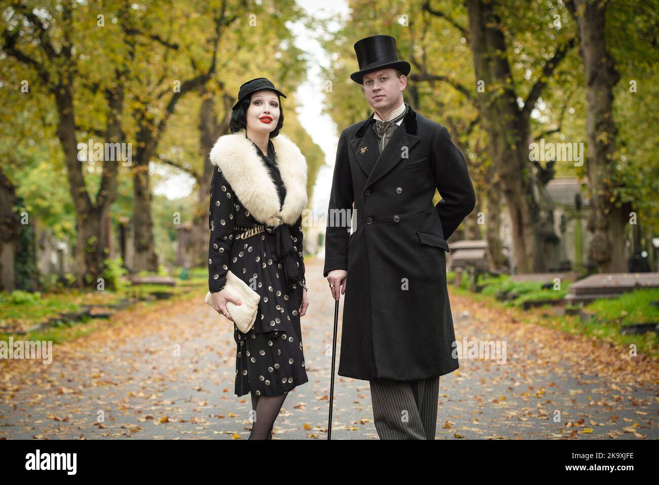 Londra, Regno Unito. 30th Ott 2022. Raduno di Halloween dalla Società di Salome al cimitero di Brompton. I devoti impeccabilmente vestiti della moda e della cultura dei periodi vittoriani, edoardiani e Art Deco si riuniscono al cimitero di Grade i listed. Credit: Guy Corbishley/Alamy Live News Foto Stock