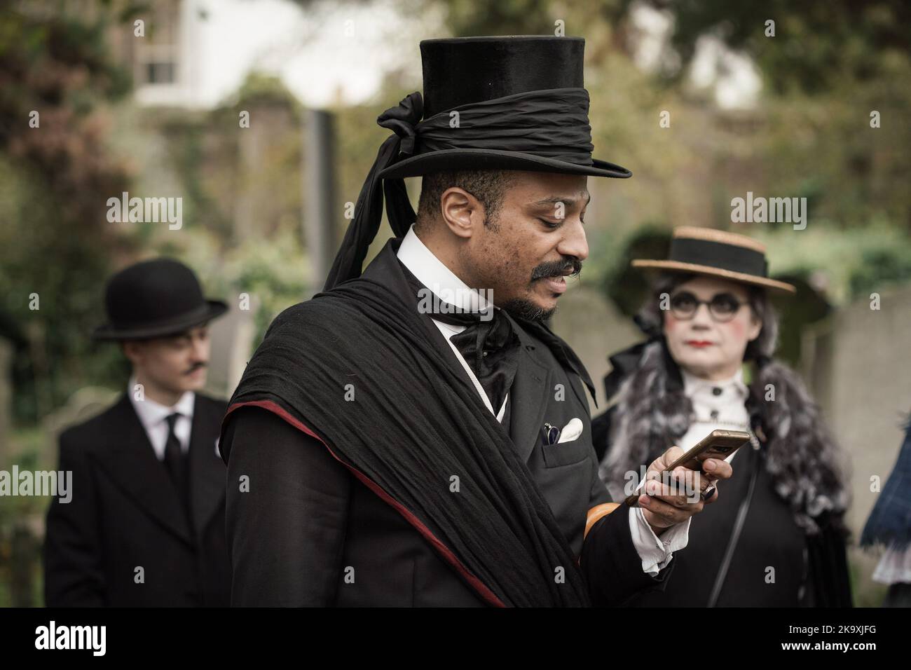 Londra, Regno Unito. 30th Ott 2022. Raduno di Halloween dalla Società di Salome al cimitero di Brompton. I devoti impeccabilmente vestiti della moda e della cultura dei periodi vittoriani, edoardiani e Art Deco si riuniscono al cimitero di Grade i listed. Credit: Guy Corbishley/Alamy Live News Foto Stock