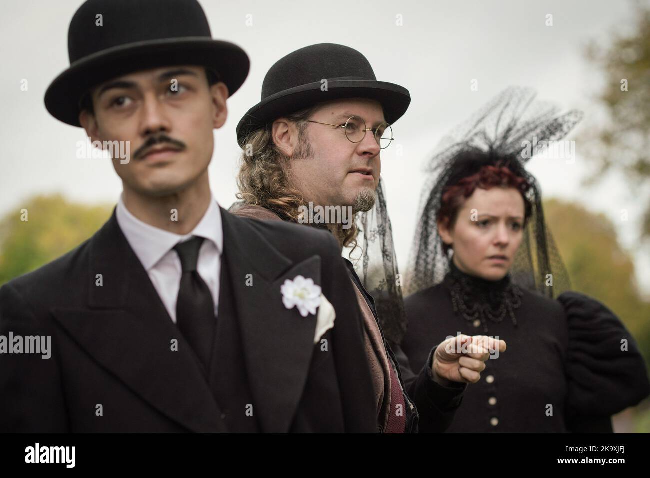 Londra, Regno Unito. 30th Ott 2022. Raduno di Halloween dalla Società di Salome al cimitero di Brompton. I devoti impeccabilmente vestiti della moda e della cultura dei periodi vittoriani, edoardiani e Art Deco si riuniscono al cimitero di Grade i listed. Credit: Guy Corbishley/Alamy Live News Foto Stock