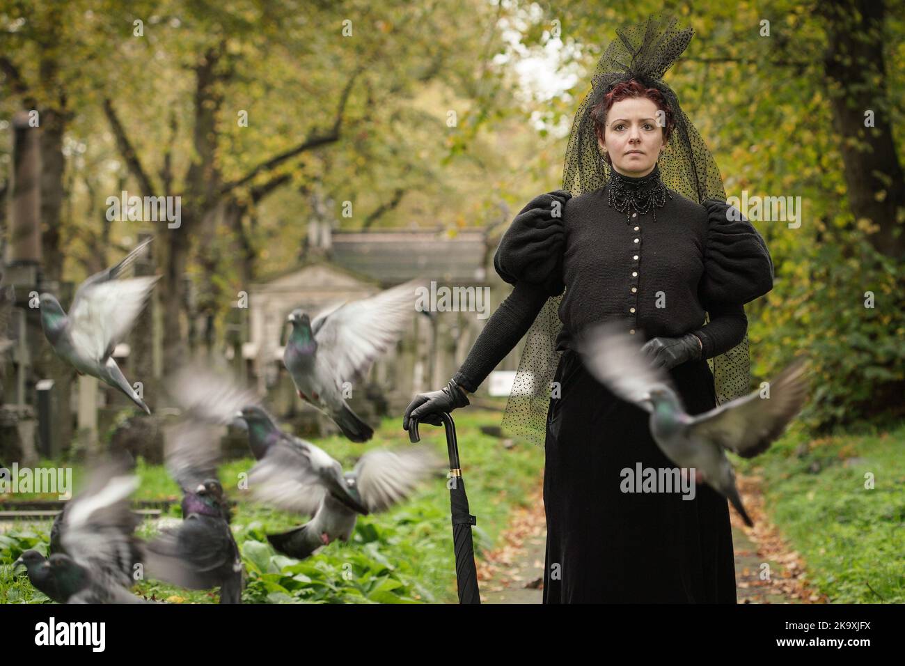 Londra, Regno Unito. 30th Ott 2022. Raduno di Halloween dalla Società di Salome al cimitero di Brompton. I devoti impeccabilmente vestiti della moda e della cultura dei periodi vittoriani, edoardiani e Art Deco si riuniscono al cimitero di Grade i listed. Credit: Guy Corbishley/Alamy Live News Foto Stock