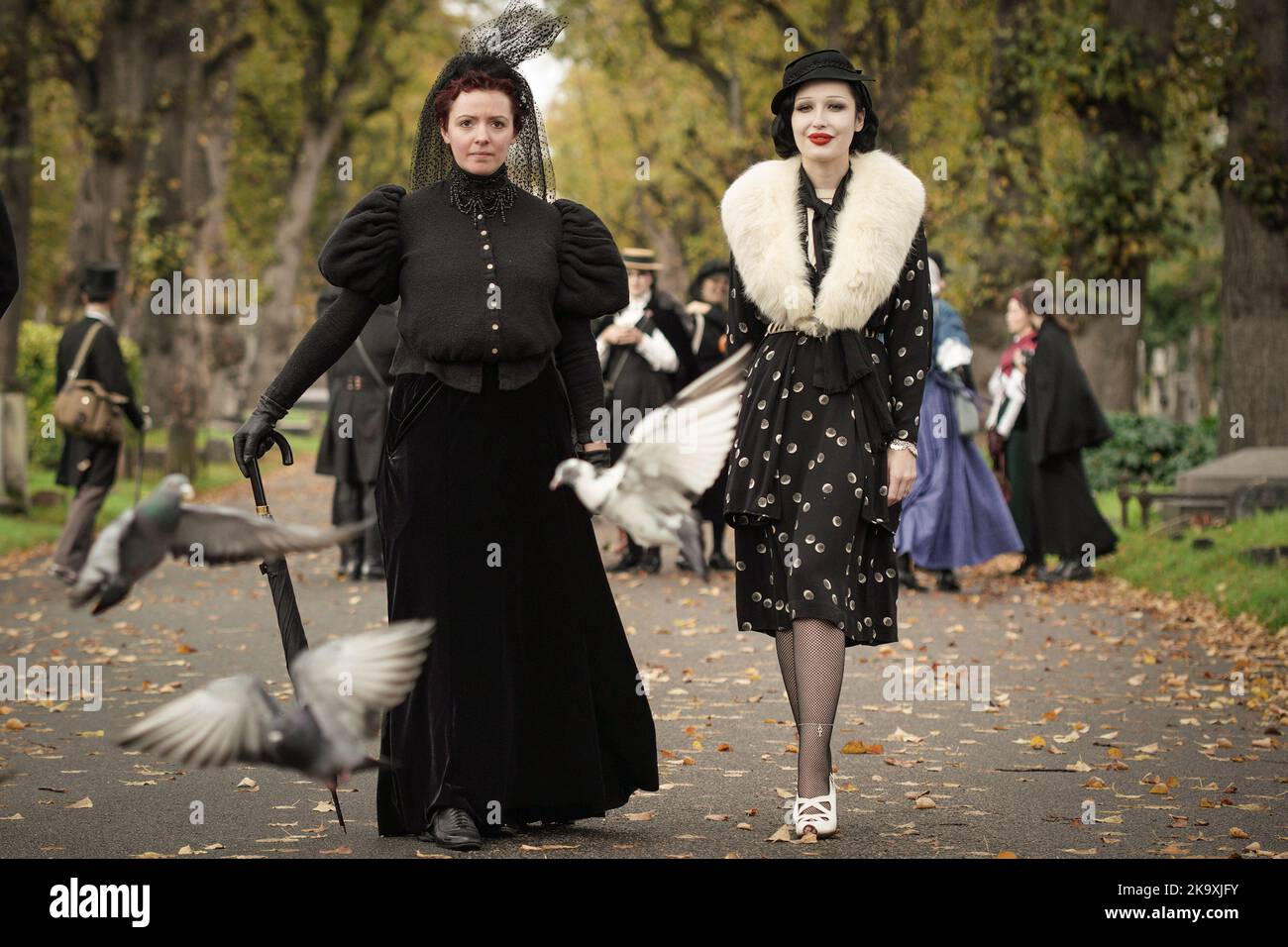 Londra, Regno Unito. 30th Ott 2022. Raduno di Halloween dalla Società di Salome al cimitero di Brompton. I devoti impeccabilmente vestiti della moda e della cultura dei periodi vittoriani, edoardiani e Art Deco si riuniscono al cimitero di Grade i listed. Credit: Guy Corbishley/Alamy Live News Foto Stock