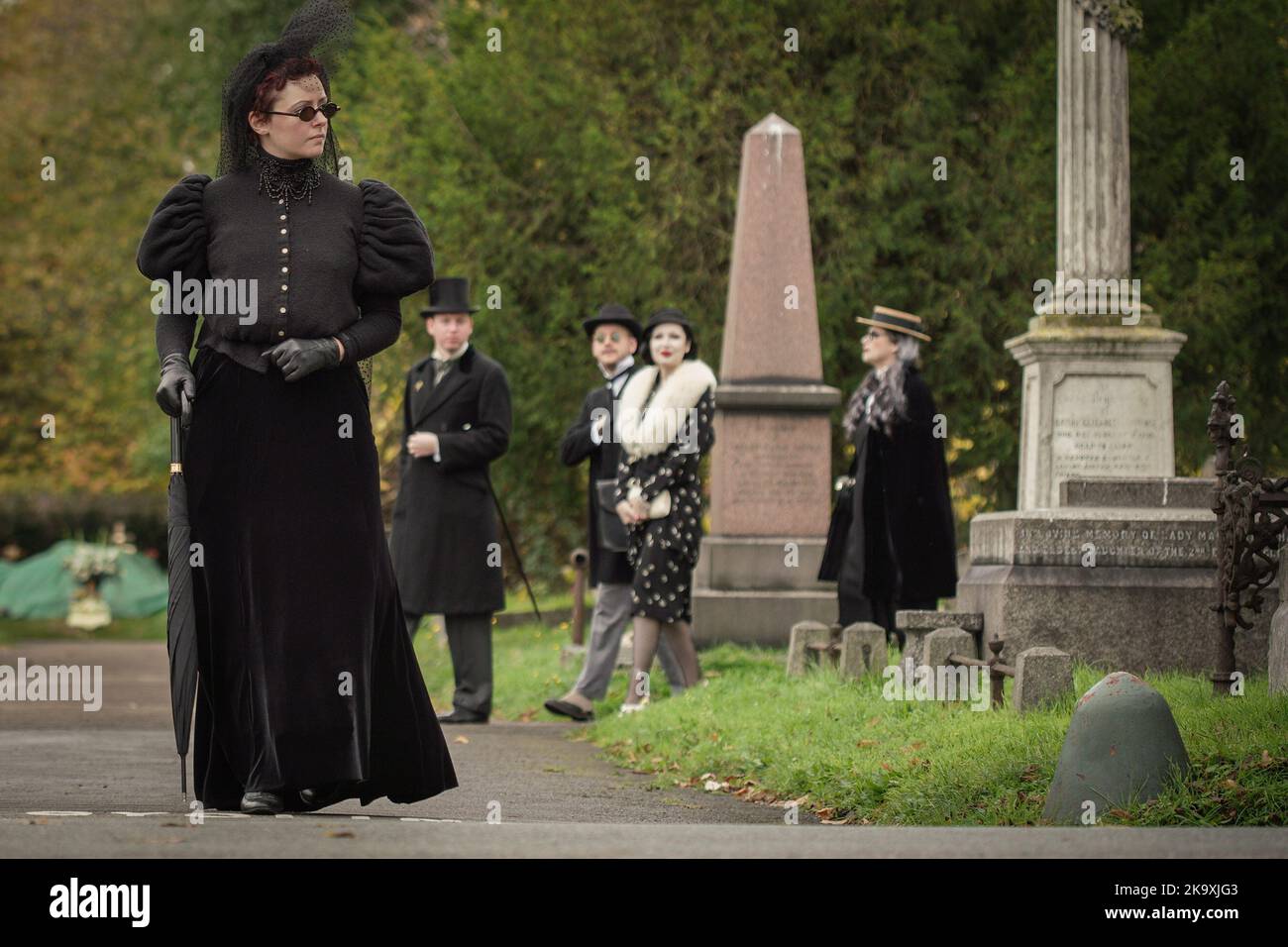 Londra, Regno Unito. 30th Ott 2022. Raduno di Halloween dalla Società di Salome al cimitero di Brompton. I devoti impeccabilmente vestiti della moda e della cultura dei periodi vittoriani, edoardiani e Art Deco si riuniscono al cimitero di Grade i listed. Credit: Guy Corbishley/Alamy Live News Foto Stock