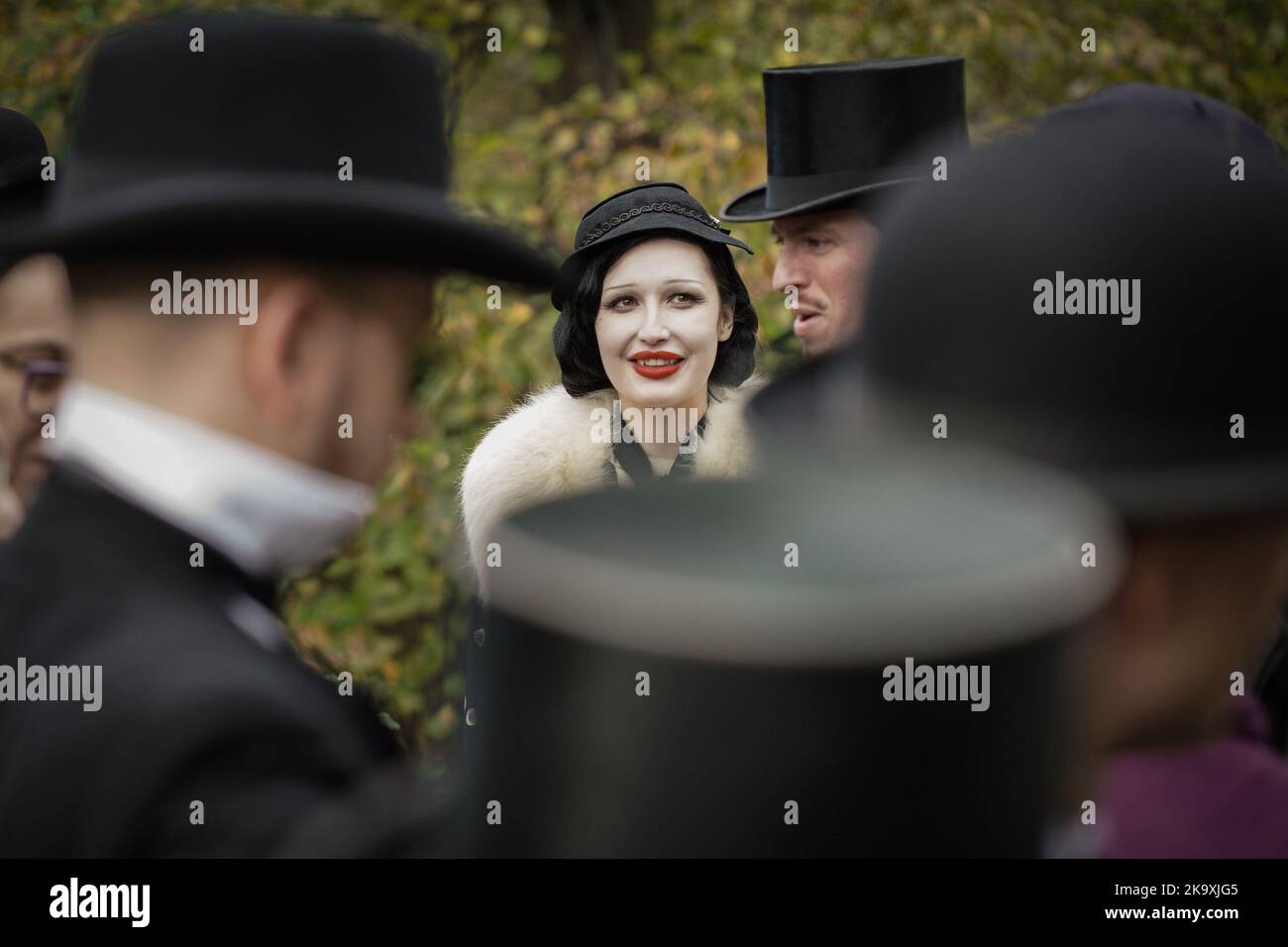 Londra, Regno Unito. 30th Ott 2022. Raduno di Halloween dalla Società di Salome al cimitero di Brompton. I devoti impeccabilmente vestiti della moda e della cultura dei periodi vittoriani, edoardiani e Art Deco si riuniscono al cimitero di Grade i listed. Credit: Guy Corbishley/Alamy Live News Foto Stock