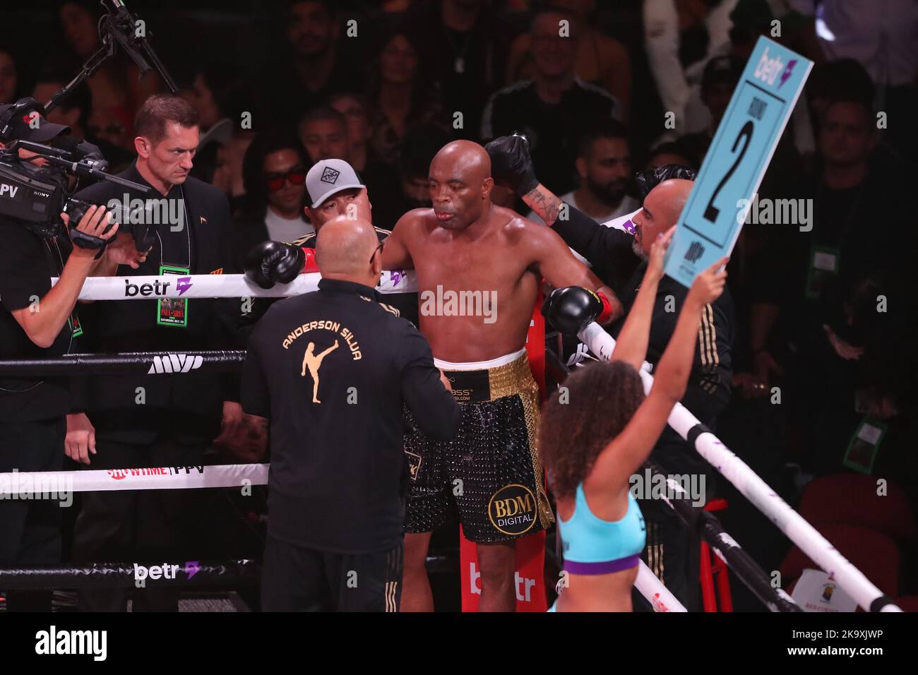 GLENDALE, AZ - 29 OTTOBRE: Jake Paul e Anderson Silva si incontrano nel ring di boxe per il loro incontro di peso crociato all'evento PPV Paul vs Silva di Showtime presso la Desert Diamond Arena il 29 ottobre 2022 a Glendale, Arizona, Stati Uniti.(Photo by Alejandro Salazar/PxImages) Foto Stock