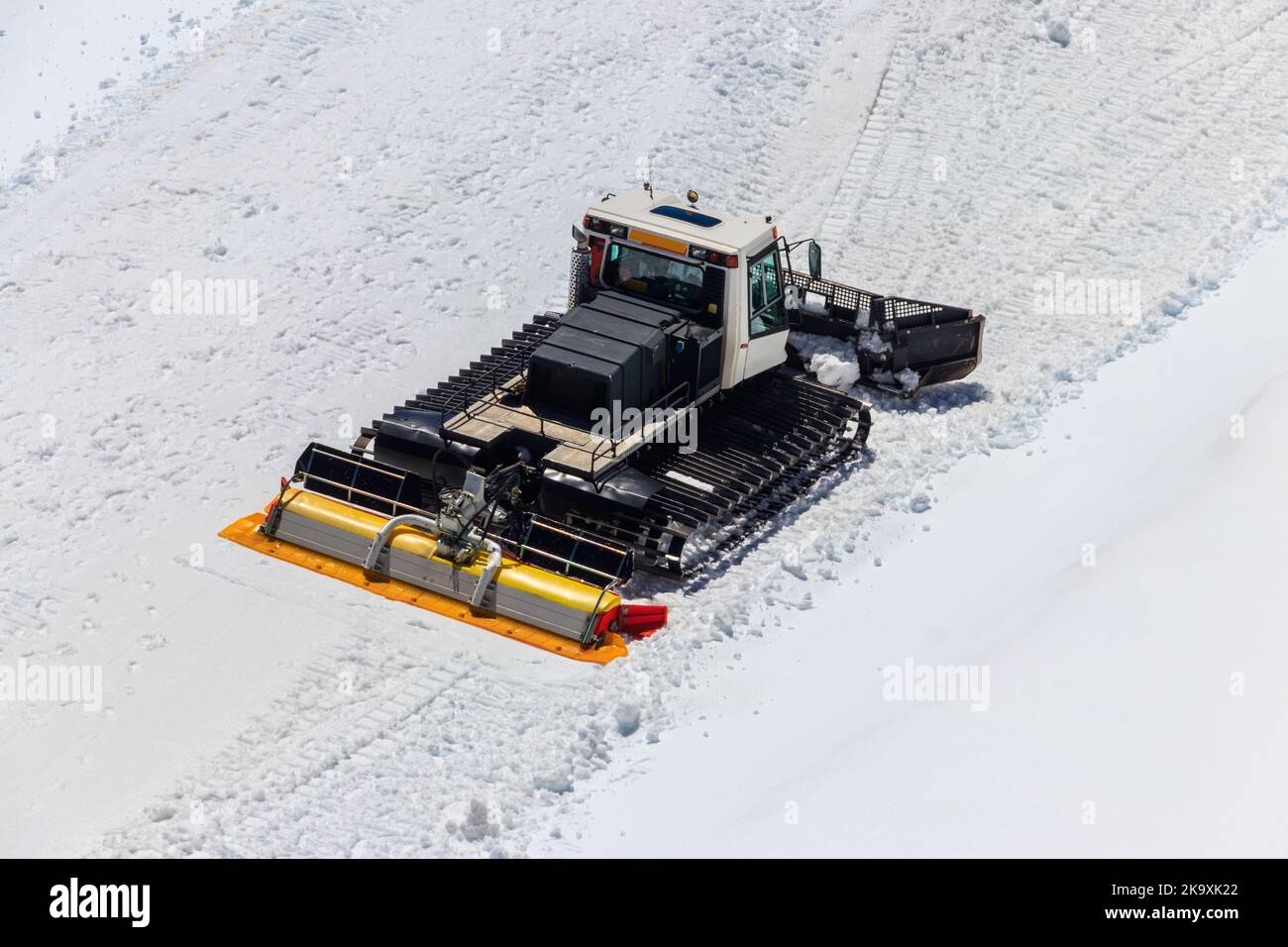 Gatto delle nevi, macchina per la rimozione della neve, preparazione di piste da sci, gommatore di neve Foto Stock