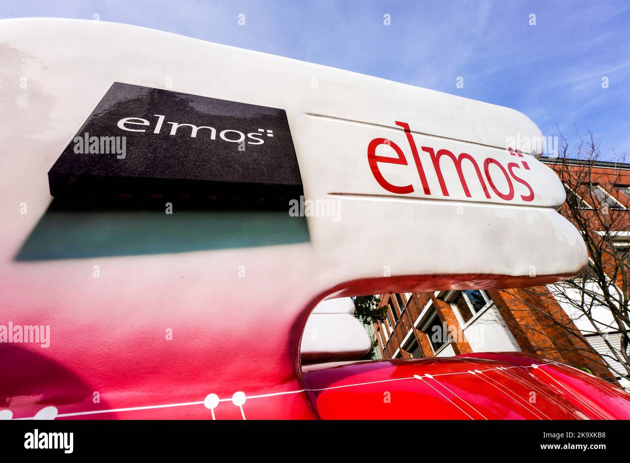 ElMOS ha alato il rinoceronte di fronte alla sede del produttore di semiconduttori ELMOS Semiconductor se a Dortmund, NRW, Germania --- Geflügeltes ELMOS-Nashorn vor dem Firmentitz des Halbleiterherstellers ELMOS Semiconductor se a Dortmund, NRW, Deutschland Foto Stock