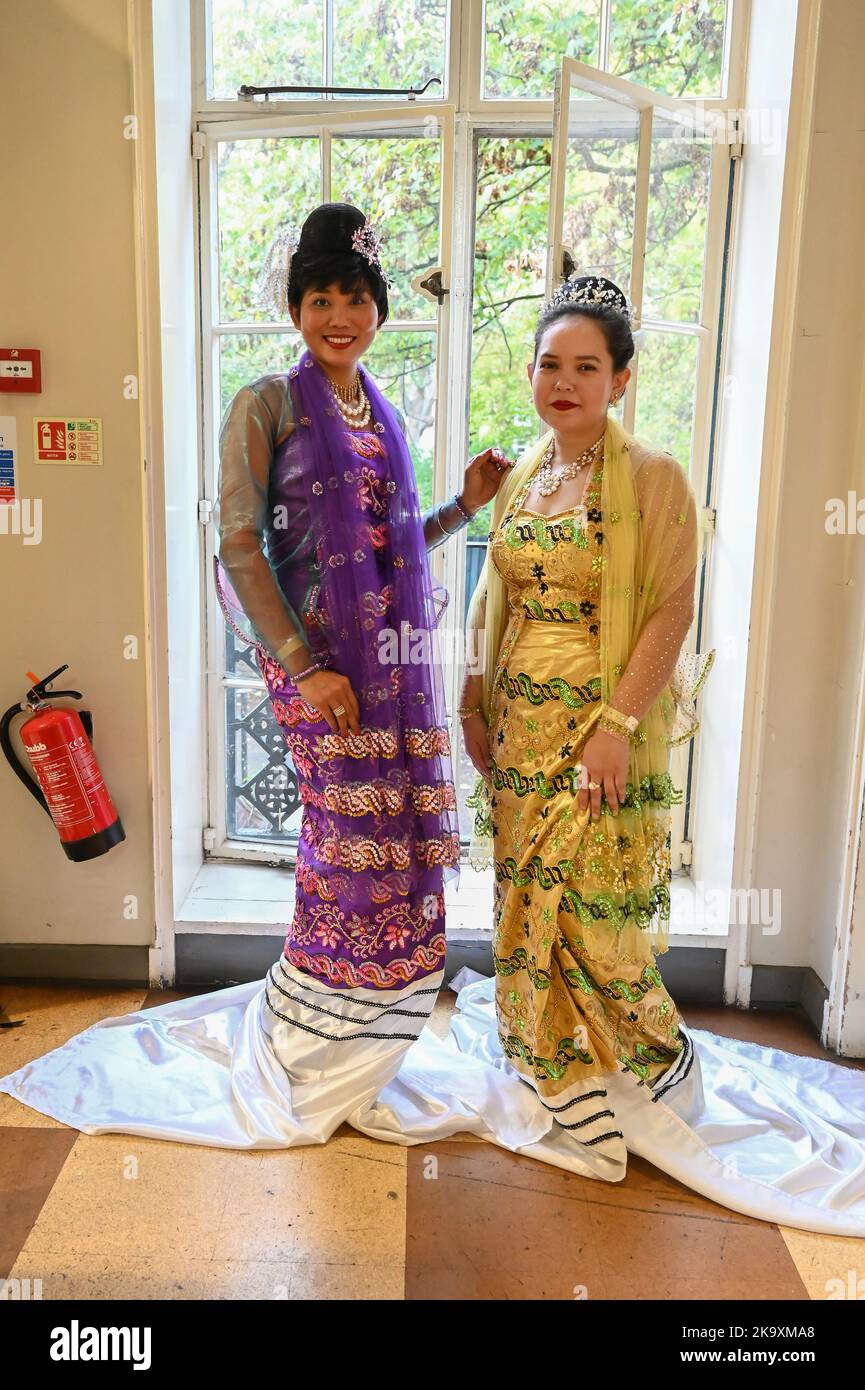 Londra, Regno Unito. 30th Ott 2022. Dance of Myanmar - Myanmar CDE si esibisce al Dance Around the World - Festival of World Dance 2022 alla Cecil Sharp House, il 30th ottobre 2022, Londra, Regno Unito. Credit: Vedi li/Picture Capital/Alamy Live News Foto Stock