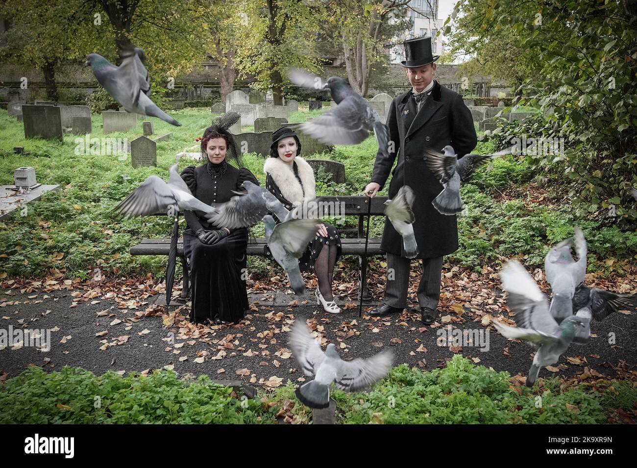 Londra, Regno Unito. 30th Ott 2022. Raduno di Halloween dalla Società di Salome al cimitero di Brompton. I devoti impeccabilmente vestiti della moda e della cultura dei periodi vittoriani, edoardiani e Art Deco si riuniscono al cimitero di Grade i listed. Credit: Guy Corbishley/Alamy Live News Foto Stock