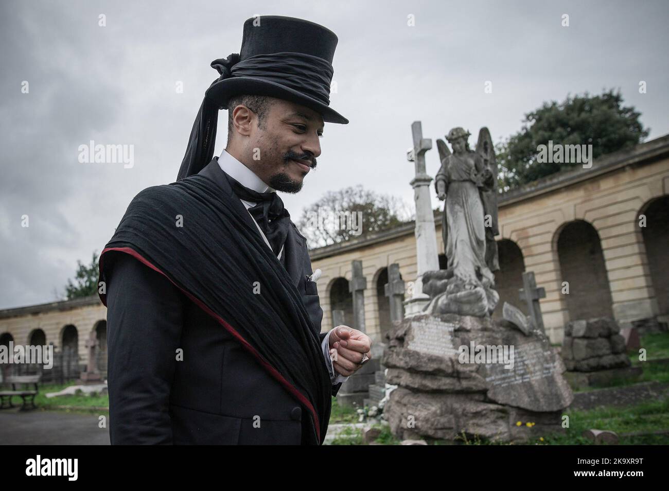 Londra, Regno Unito. 30th Ott 2022. Raduno di Halloween dalla Società di Salome al cimitero di Brompton. I devoti impeccabilmente vestiti della moda e della cultura dei periodi vittoriani, edoardiani e Art Deco si riuniscono al cimitero di Grade i listed. Credit: Guy Corbishley/Alamy Live News Foto Stock