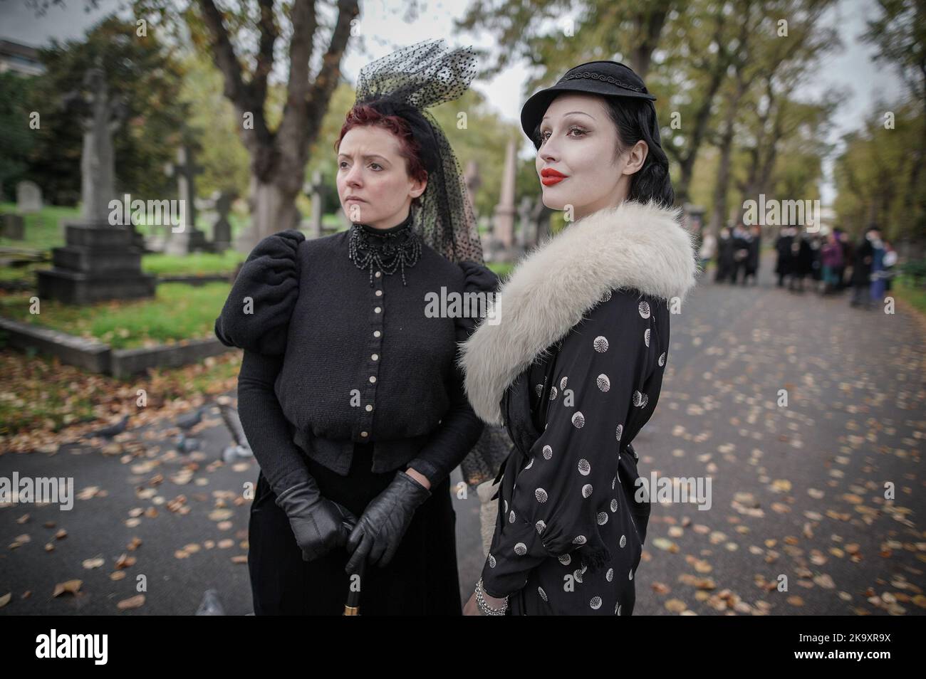 Londra, Regno Unito. 30th Ott 2022. Raduno di Halloween dalla Società di Salome al cimitero di Brompton. I devoti impeccabilmente vestiti della moda e della cultura dei periodi vittoriani, edoardiani e Art Deco si riuniscono al cimitero di Grade i listed. Credit: Guy Corbishley/Alamy Live News Foto Stock