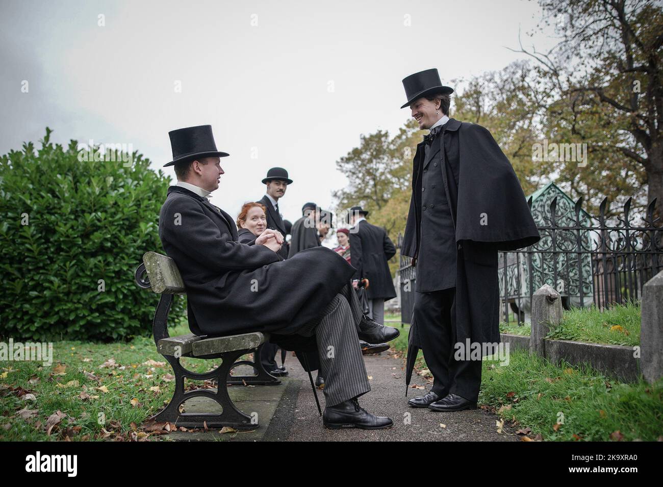 Londra, Regno Unito. 30th Ott 2022. Raduno di Halloween dalla Società di Salome al cimitero di Brompton. I devoti impeccabilmente vestiti della moda e della cultura dei periodi vittoriani, edoardiani e Art Deco si riuniscono al cimitero di Grade i listed. Credit: Guy Corbishley/Alamy Live News Foto Stock