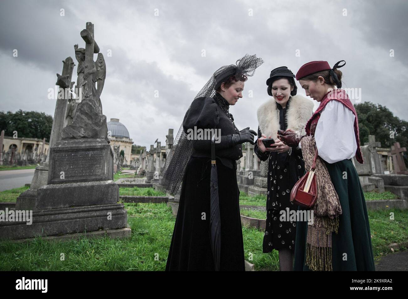Londra, Regno Unito. 30th Ott 2022. Raduno di Halloween dalla Società di Salome al cimitero di Brompton. I devoti impeccabilmente vestiti della moda e della cultura dei periodi vittoriani, edoardiani e Art Deco si riuniscono al cimitero di Grade i listed. Credit: Guy Corbishley/Alamy Live News Foto Stock