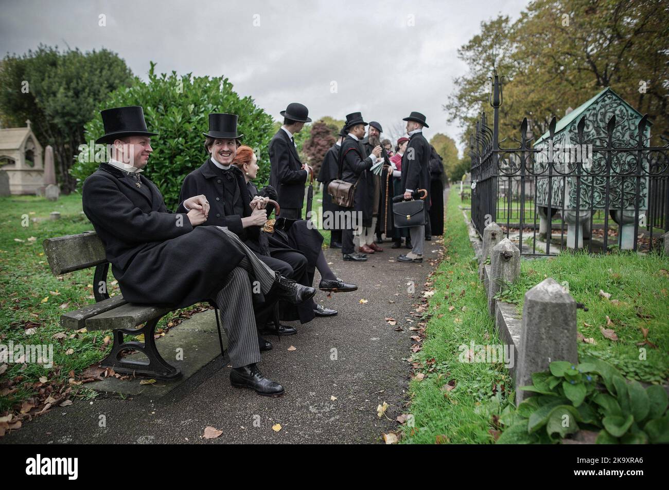Londra, Regno Unito. 30th Ott 2022. Raduno di Halloween dalla Società di Salome al cimitero di Brompton. I devoti impeccabilmente vestiti della moda e della cultura dei periodi vittoriani, edoardiani e Art Deco si riuniscono al cimitero di Grade i listed. Credit: Guy Corbishley/Alamy Live News Foto Stock