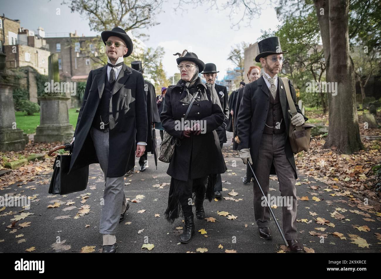 Londra, Regno Unito. 30th Ott 2022. Raduno di Halloween dalla Società di Salome al cimitero di Brompton. I devoti impeccabilmente vestiti della moda e della cultura dei periodi vittoriani, edoardiani e Art Deco si riuniscono al cimitero di Grade i listed. Credit: Guy Corbishley/Alamy Live News Foto Stock
