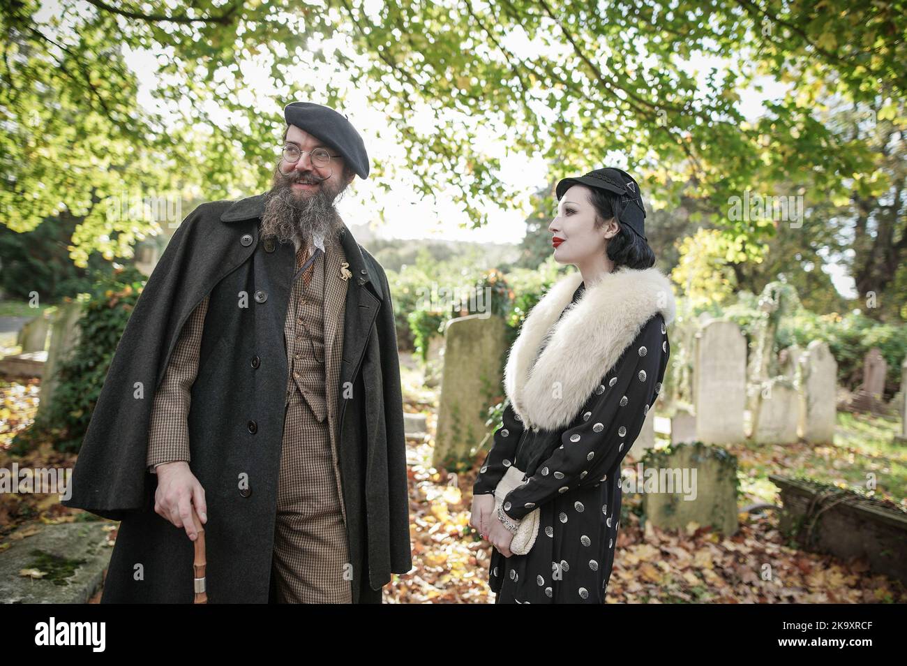 Londra, Regno Unito. 30th Ott 2022. Raduno di Halloween dalla Società di Salome al cimitero di Brompton. I devoti impeccabilmente vestiti della moda e della cultura dei periodi vittoriani, edoardiani e Art Deco si riuniscono al cimitero di Grade i listed. Credit: Guy Corbishley/Alamy Live News Foto Stock