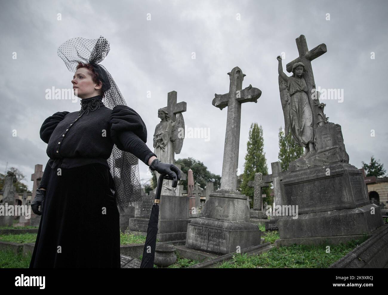 Londra, Regno Unito. 30th Ott 2022. Raduno di Halloween dalla Società di Salome al cimitero di Brompton. I devoti impeccabilmente vestiti della moda e della cultura dei periodi vittoriani, edoardiani e Art Deco si riuniscono al cimitero di Grade i listed. Credit: Guy Corbishley/Alamy Live News Foto Stock