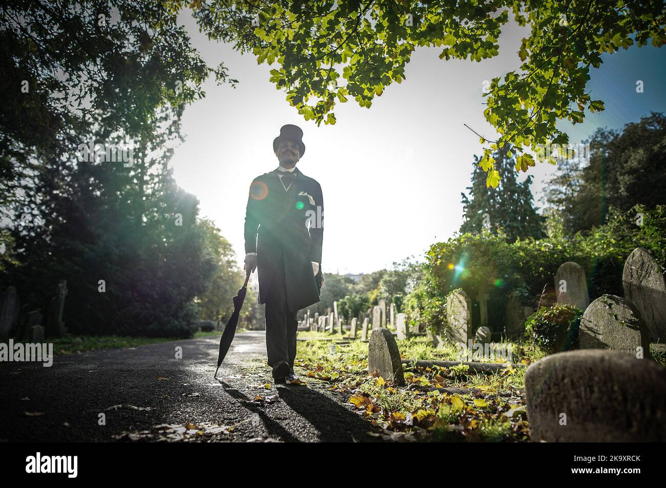 Londra, Regno Unito. 30th Ott 2022. Raduno di Halloween dalla Società di Salome al cimitero di Brompton. I devoti impeccabilmente vestiti della moda e della cultura dei periodi vittoriani, edoardiani e Art Deco si riuniscono al cimitero di Grade i listed. Credit: Guy Corbishley/Alamy Live News Foto Stock