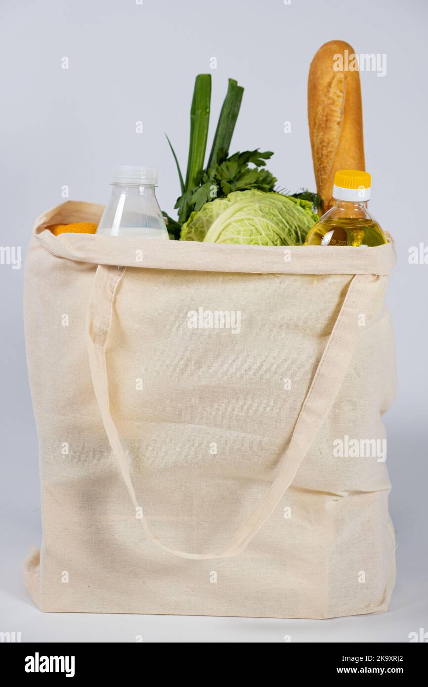 Sacchetto riutilizzabile in tessuto con prodotti alimentari. Un'alternativa ai sacchetti usa e getta di plastica, il tema dell'ecologia Foto Stock