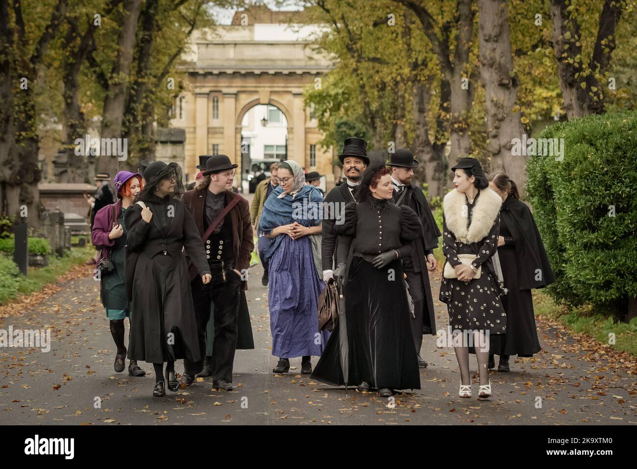 Londra, Regno Unito. 30th Ott 2022. Raduno di Halloween dalla Società di Salome al cimitero di Brompton. I devoti impeccabilmente vestiti della moda e della cultura dei periodi vittoriani, edoardiani e Art Deco si riuniscono al cimitero di Grade i listed. Credit: Guy Corbishley/Alamy Live News Foto Stock
