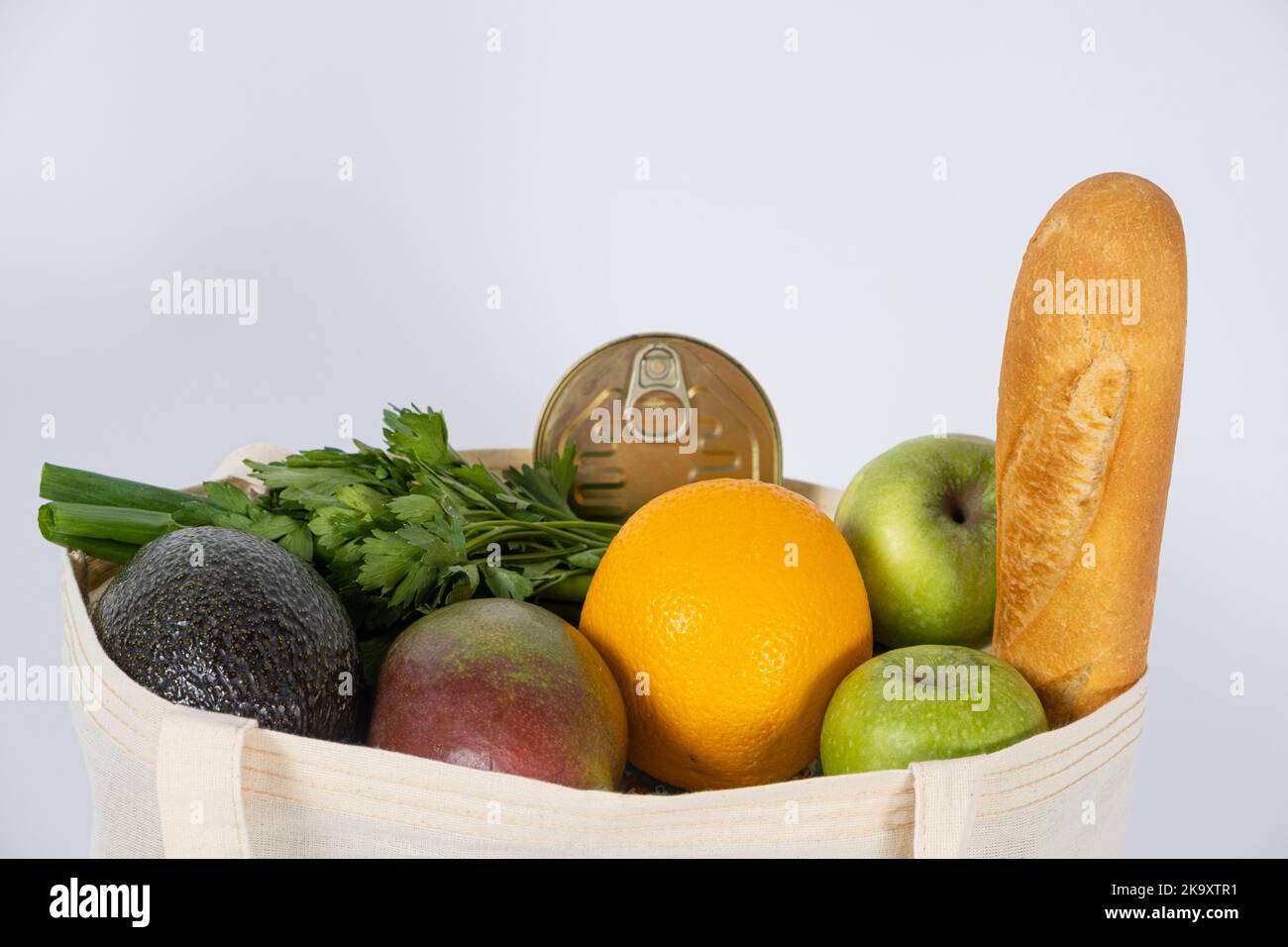 Sacchetto riutilizzabile in tessuto con prodotti alimentari. Un'alternativa ai sacchetti usa e getta di plastica, il tema dell'ecologia Foto Stock