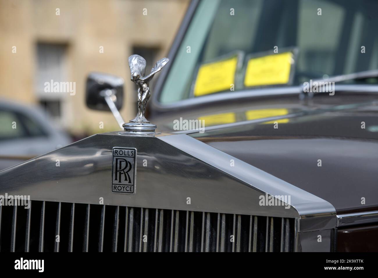Una Limousine chiusa da 1972 Rolls-Royce Phantom VI con due biglietti per il parcheggio al Royal Crescent di Bath, Regno Unito Foto Stock