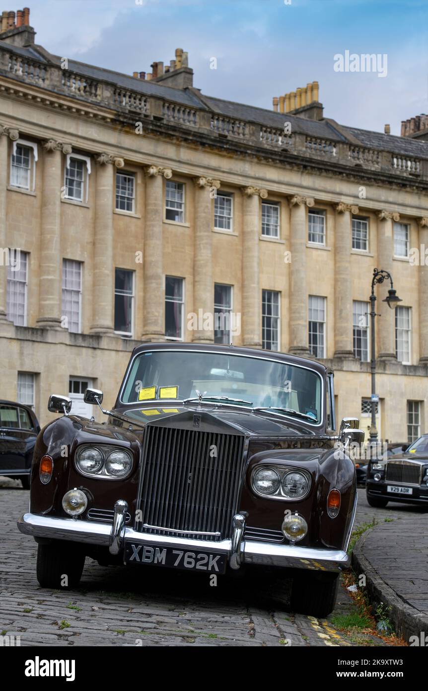 Una Limousine chiusa da 1972 Rolls-Royce Phantom VI con due biglietti per il parcheggio al Royal Crescent di Bath, Regno Unito Foto Stock