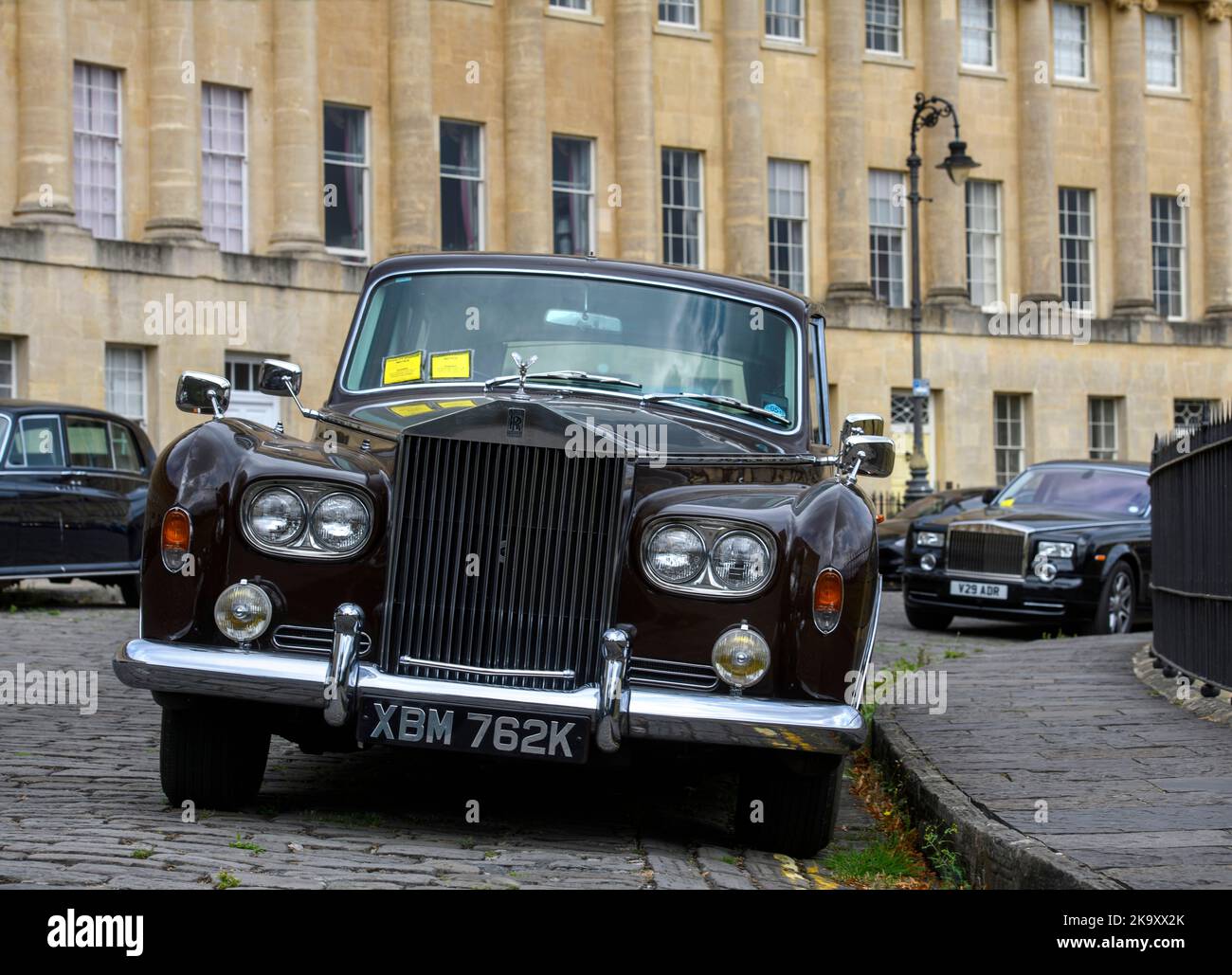 Una Limousine chiusa da 1972 Rolls-Royce Phantom VI con due biglietti per il parcheggio al Royal Crescent di Bath, Regno Unito Foto Stock