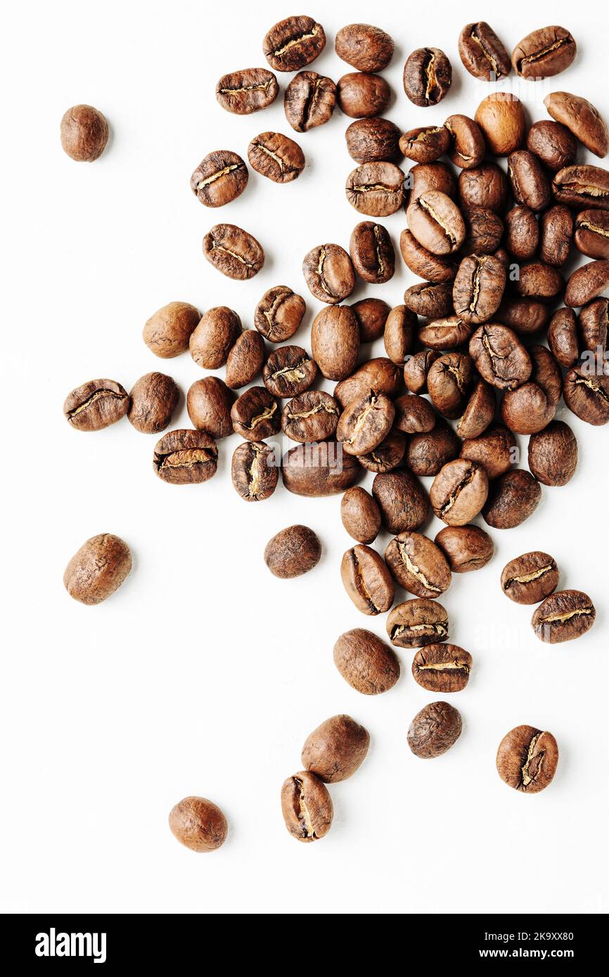 Chicchi di caffè arrostiti su fondo bianco, primo piano. Foto Stock