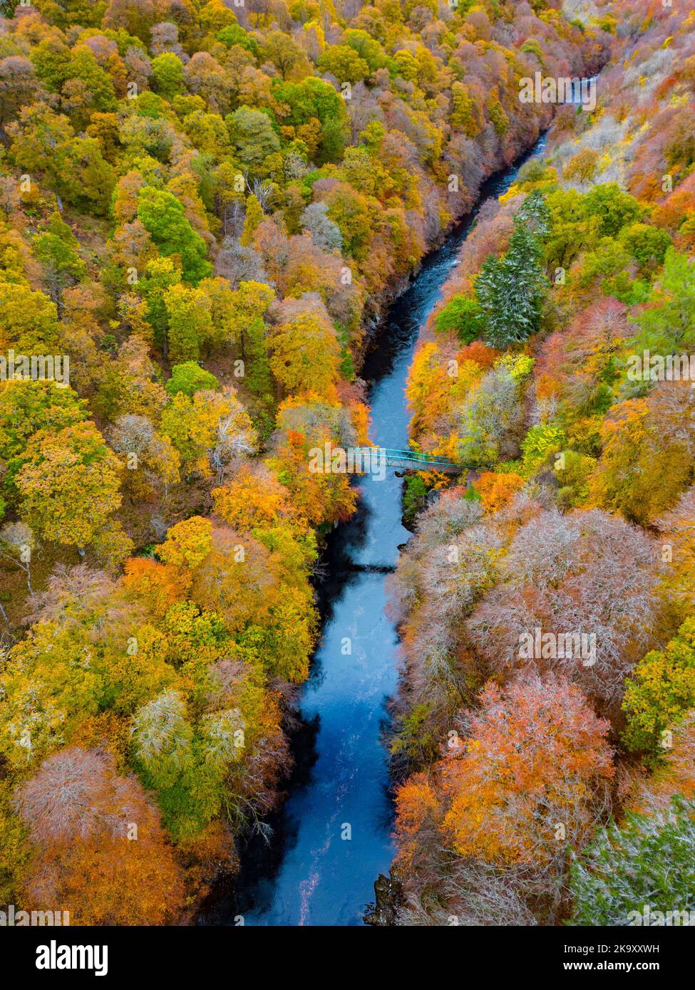 Vista aerea di spettacolari colori tardo autunnali negli alberi accanto al fiume Garry vicino a Killiecrankie a Perth e Kinross. Foto Stock