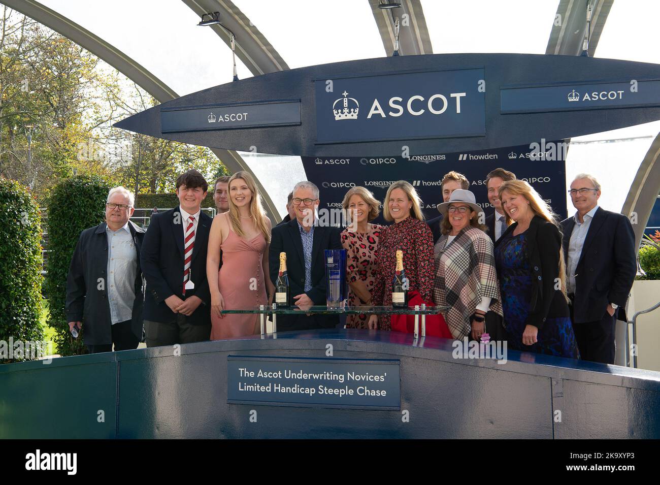 Ascot, Berkshire, Regno Unito. 29th ottobre 2022. La presentazione dei vincitori dopo la Horse Gowel Road guidata dal jockey Sam Twiston-Davies ha vinto l'Ascot Underwriting Novices' Limited handicap Chase Steeple alle corse Ascot. Opzioni proprietario o Syndicate. Allenatore Nigel Twiston-Davies, Cheltenham. Allevatore Cyril o'Hara. Opzioni dello sponsor Energy Services Ltd. Credit: Maureen McLean/Alamy Live News Foto Stock