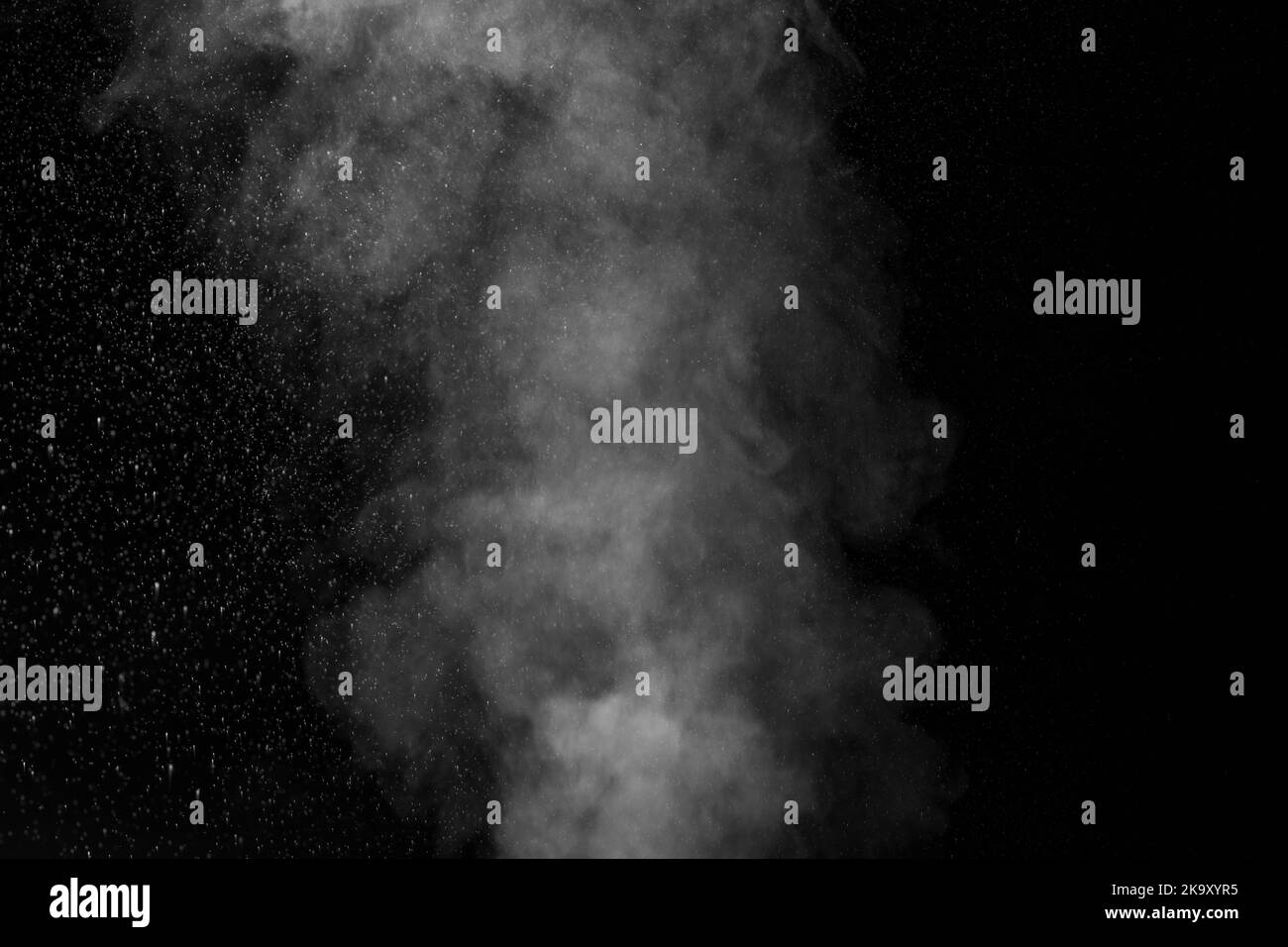 texture di pioggia e nebbia su un effetto di sovrapposizione di sfondo nero. Sfondo astratto, elemento per il design. Acqua spruzzata. Spruzzi e gocce di acqua isolo Foto Stock