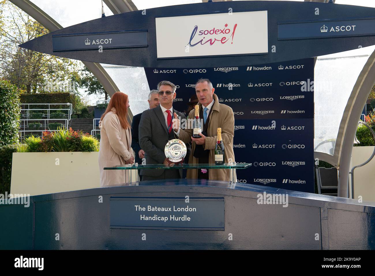 Ascot, Berkshire, Regno Unito. 29th ottobre 2022. La presentazione dei vincitori per la Bateaux London handicap Hurdle Race che è stata vinta dal jockey Gavin Sheehan sul cavallo Highway One o Two. Credit: Maureen McLean/Alamy Live News Foto Stock